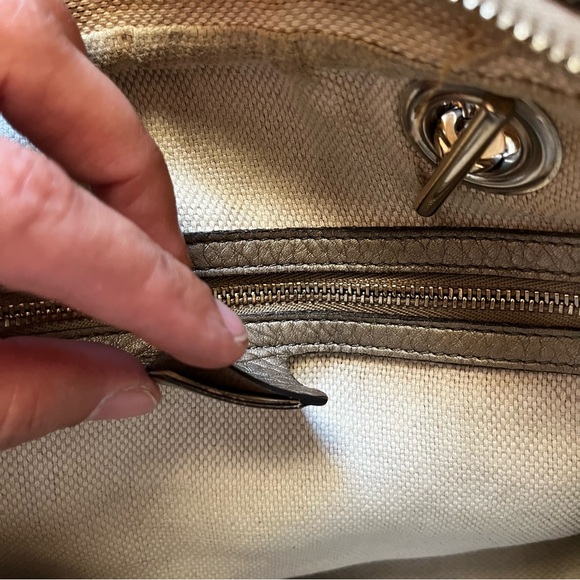 Gucci Soho Double Chain Interlocking G Soho Shoulder Bag Metallic Grey - Picture 14 of 16